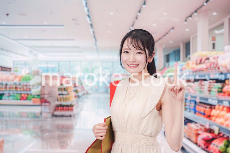 スーパーで買い物をする若い女性