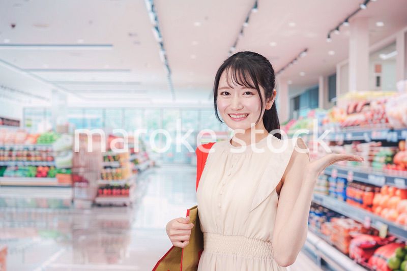 スーパーで買い物をする若い女性