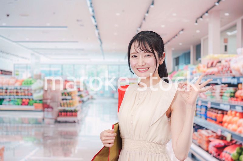 スーパーで買い物をする若い女性