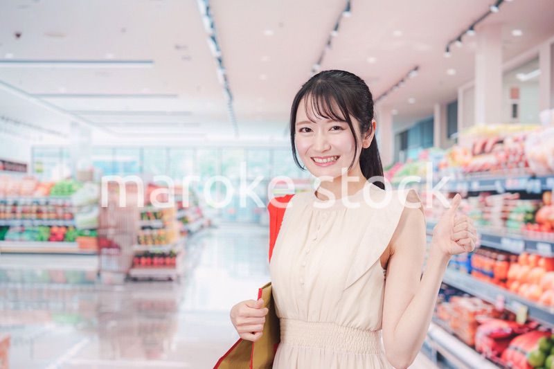 スーパーで買い物をする若い女性