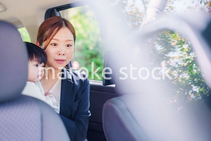 子供と一緒にタクシーに乗る忙しいお母さん