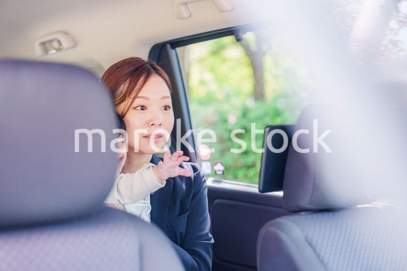 子供と一緒にタクシーに乗る忙しいお母さん