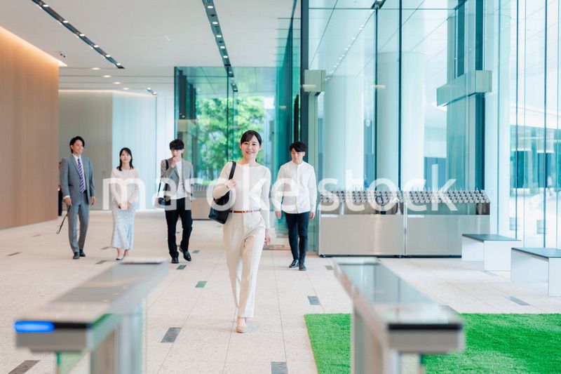 ビジネスカジュアルでオフィスに出社をする女性