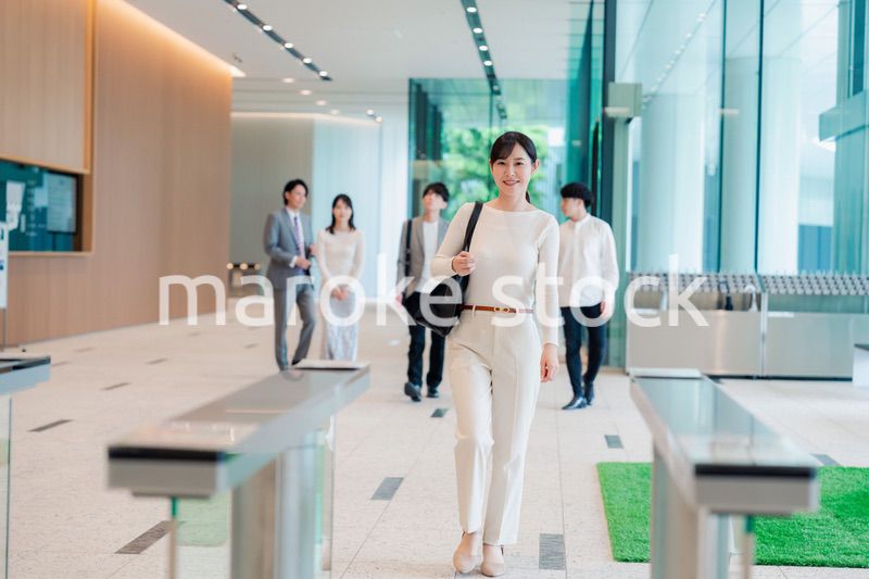 ビジネスカジュアルでオフィスに出社をする女性