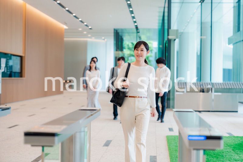 ビジネスカジュアルでオフィスに出社をする女性