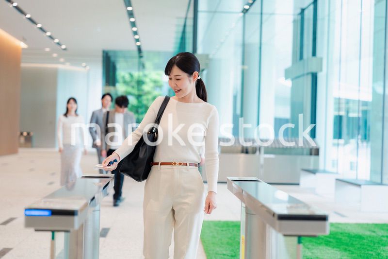 ビジネスカジュアルでオフィスに出社をする女性