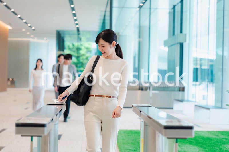 ビジネスカジュアルでオフィスに出社をする女性