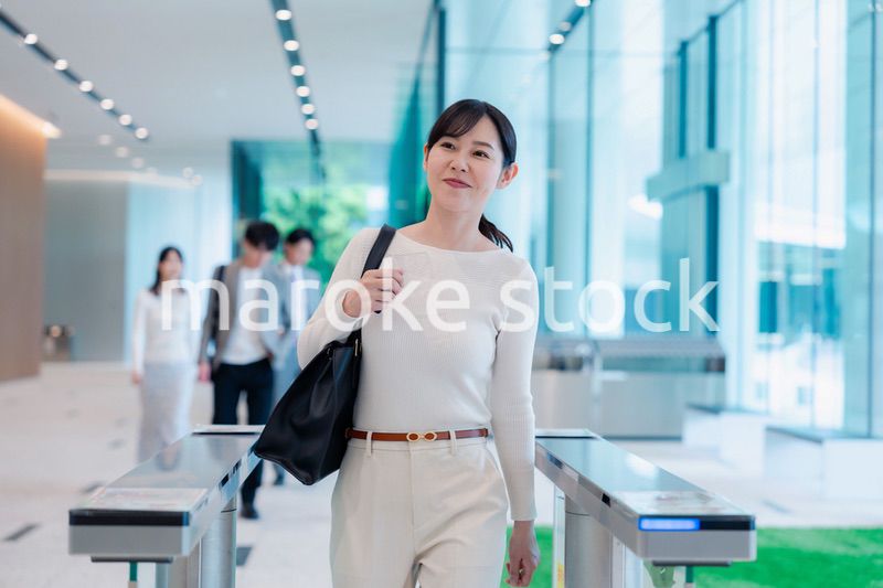 ビジネスカジュアルでオフィスに出社をする女性