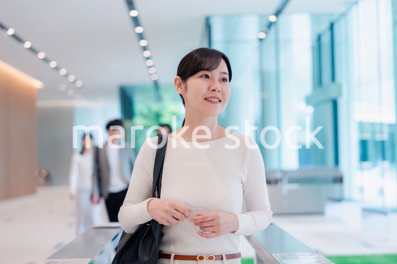 ビジネスカジュアルでオフィスに出社をする女性