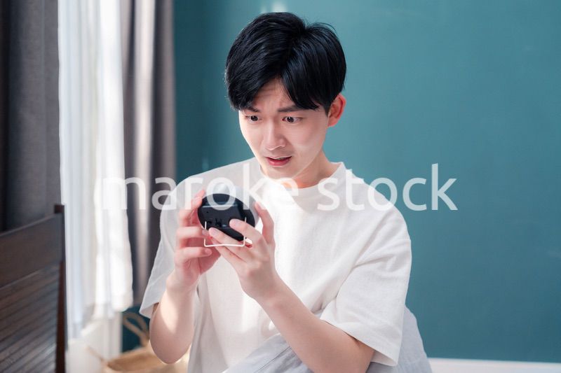 寝坊をして焦る若い男性