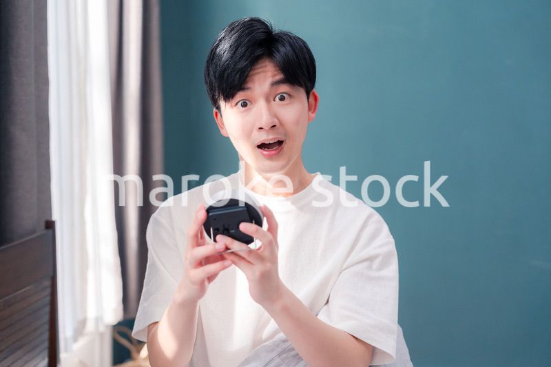 寝坊をして焦る若い男性