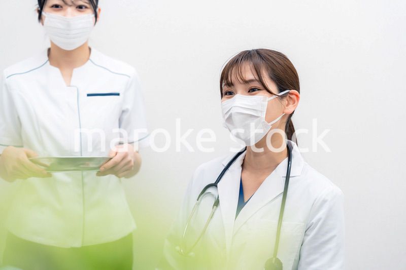 患者の治療をする2人の若い医療従事者