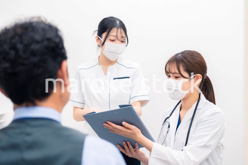 病院で男性の診察する女性ドクター