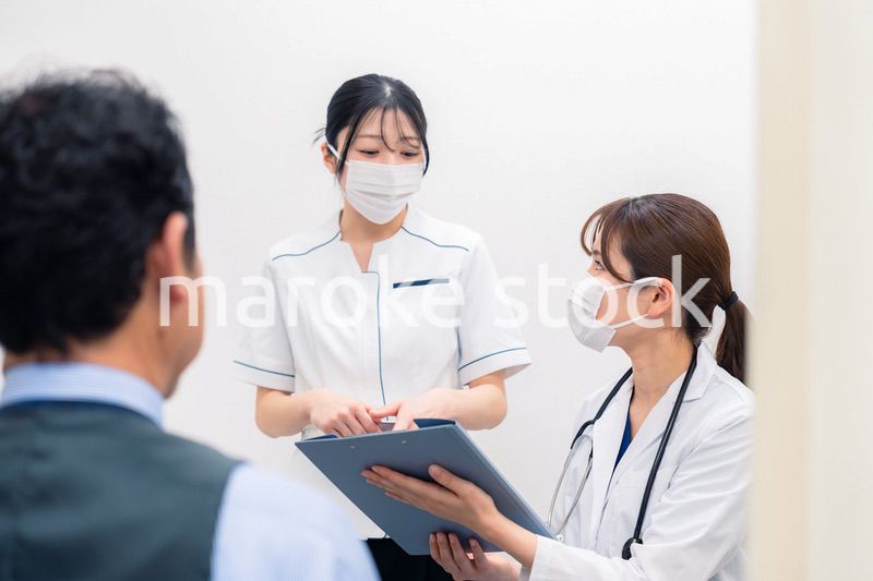 病院で男性の診察する女性ドクター