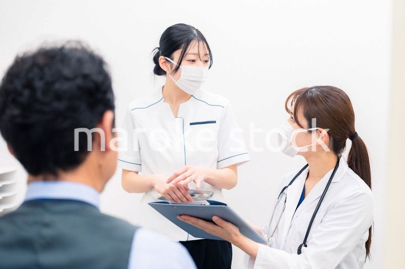 病院で男性の診察する女性ドクター