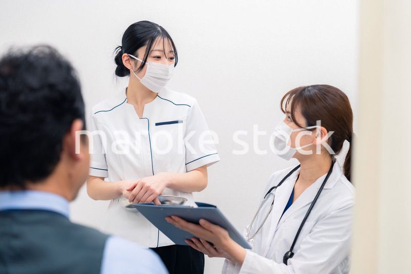 病院で男性の診察する女性ドクター