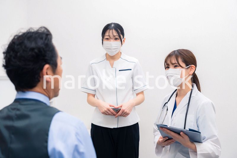 病院で男性の診察する女性ドクター