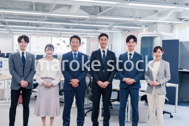 ビジネスパーソン集合写真（オフィス）