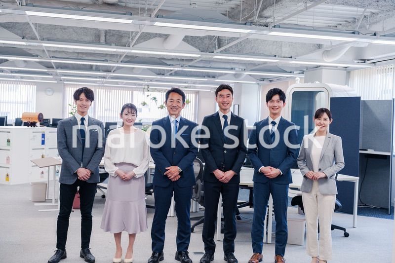ビジネスパーソン集合写真（オフィス）
