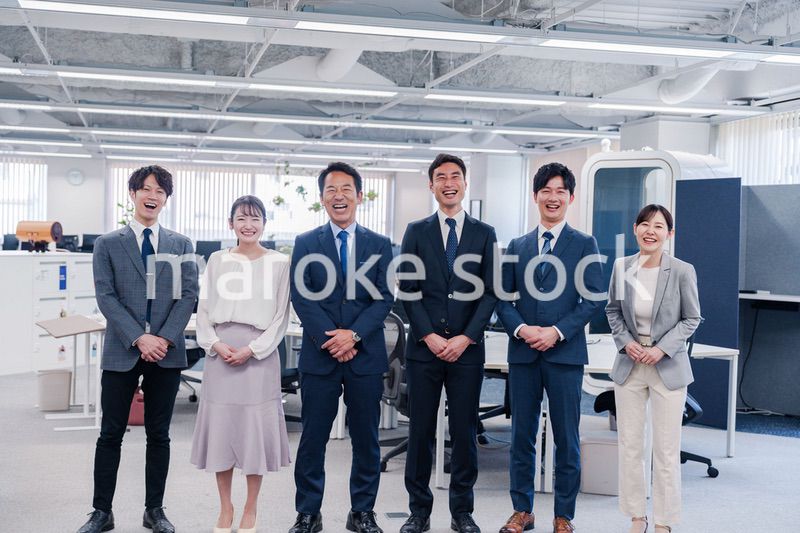 ビジネスパーソン集合写真（オフィス）