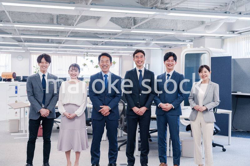 ビジネスパーソン集合写真（オフィス）