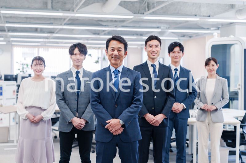 ビジネスパーソン集合写真（オフィス）