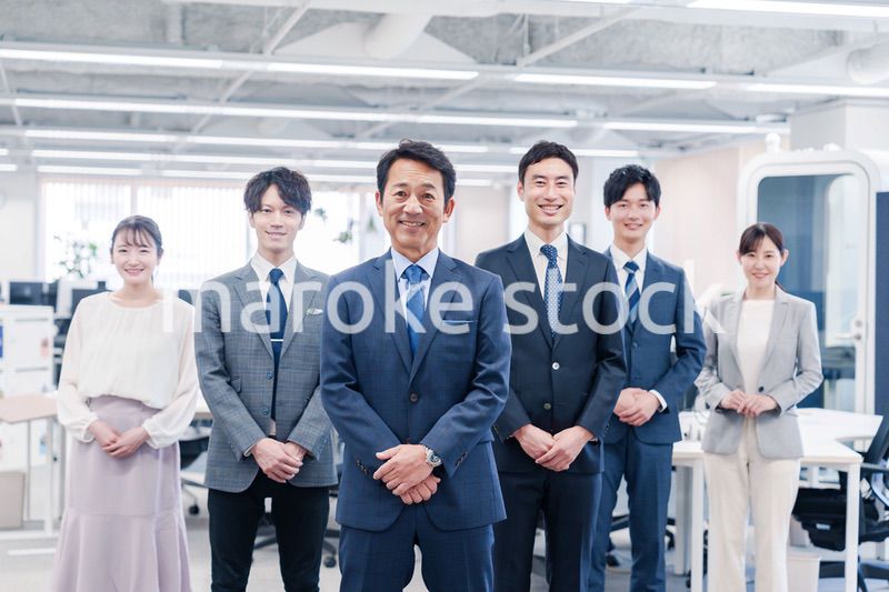 ビジネスパーソン集合写真（オフィス）