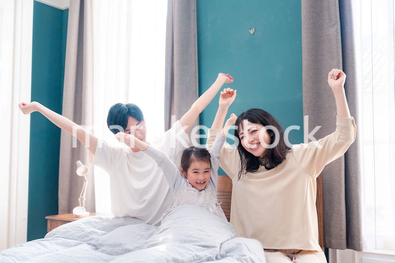 ベッドで元気に目覚める家族