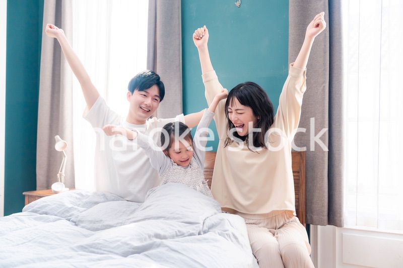 ベッドで元気に目覚める家族