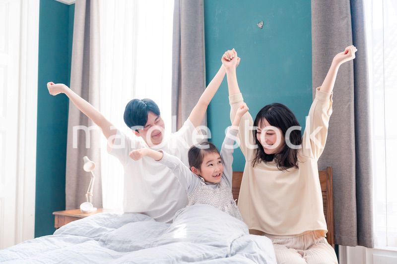 ベッドで元気に目覚める家族