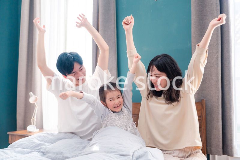 ベッドで元気に目覚める家族