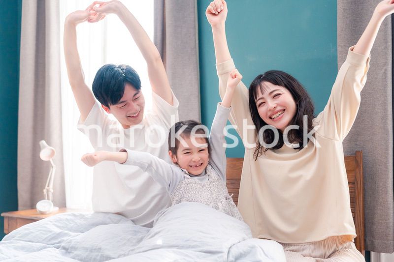 ベッドで元気に目覚める家族