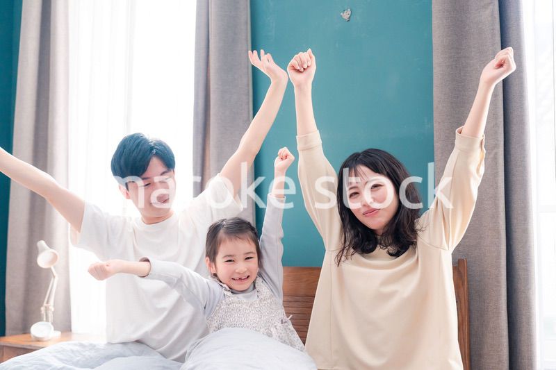 ベッドで元気に目覚める家族