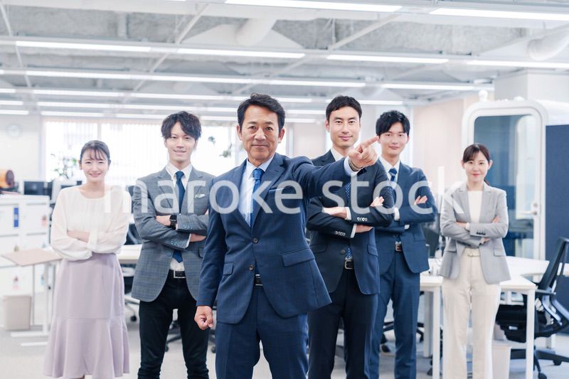 ビジネスパーソン集合写真（オフィス）