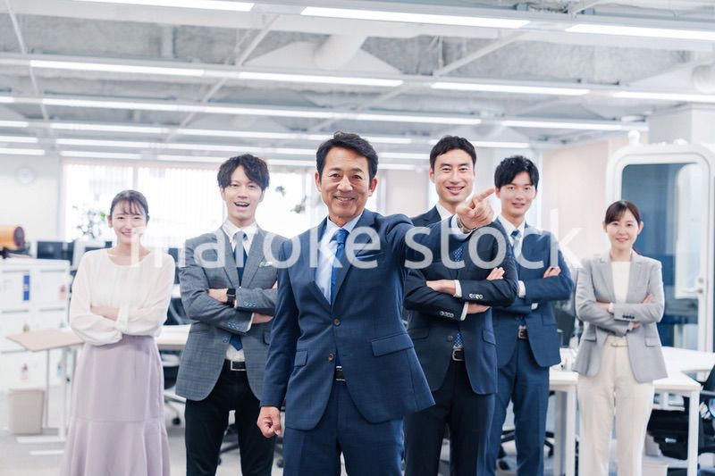 ビジネスパーソン集合写真（オフィス）