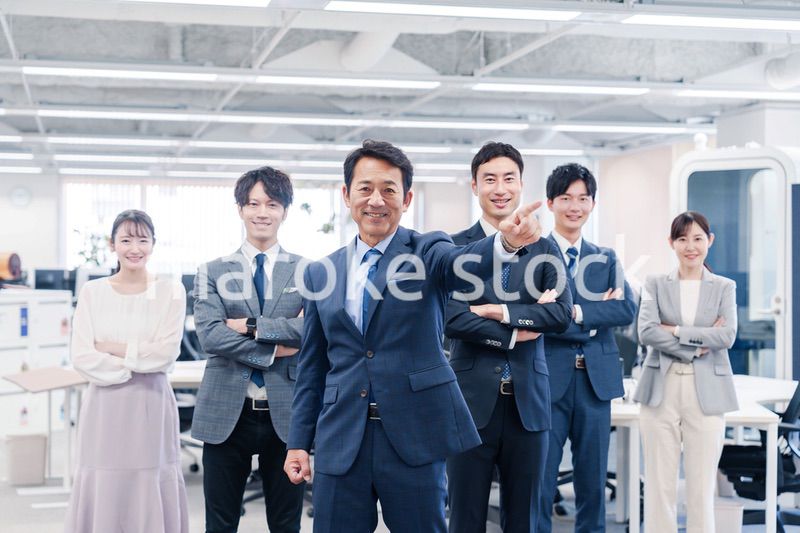 ビジネスパーソン集合写真（オフィス）