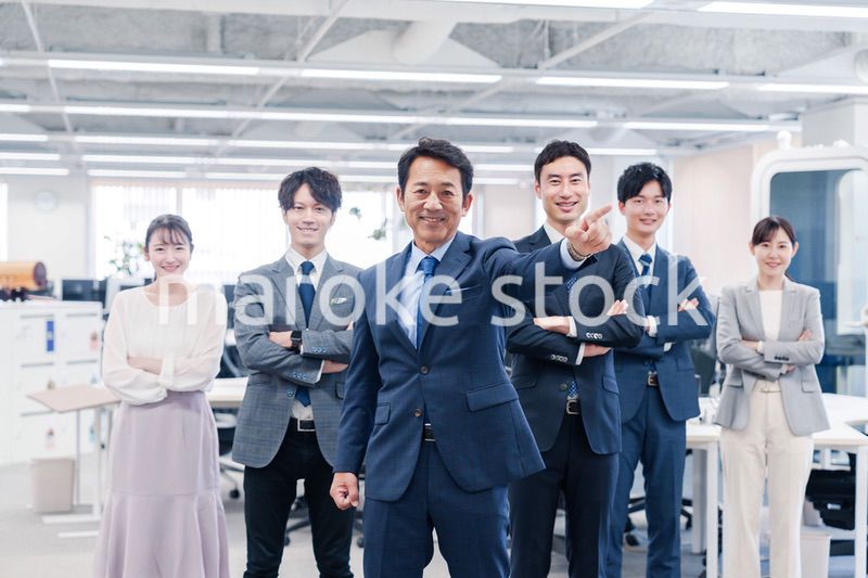 ビジネスパーソン集合写真（オフィス）