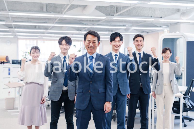 ビジネスパーソン集合写真（オフィス）