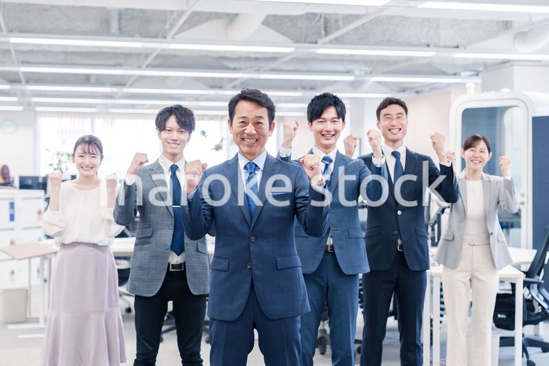 ビジネスパーソン集合写真（オフィス）