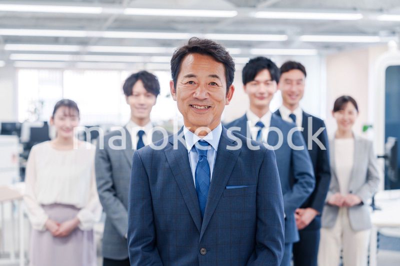 ビジネスパーソン集合写真（オフィス）