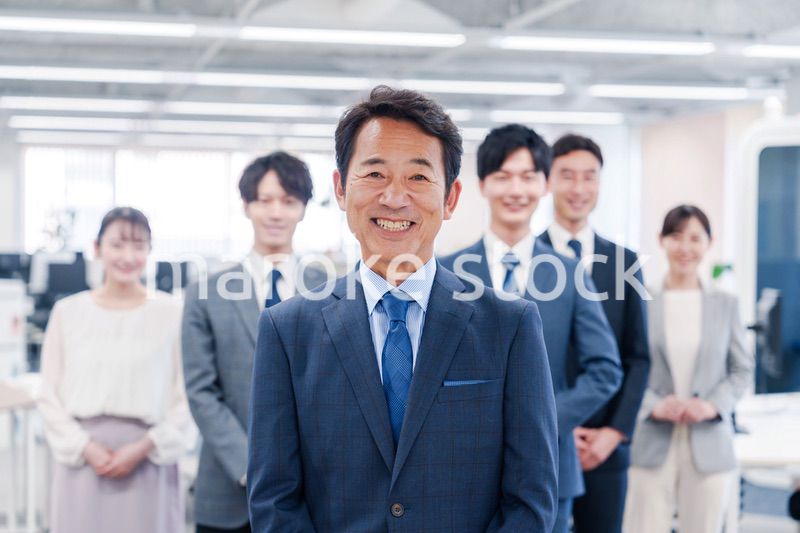 ビジネスパーソン集合写真（オフィス）