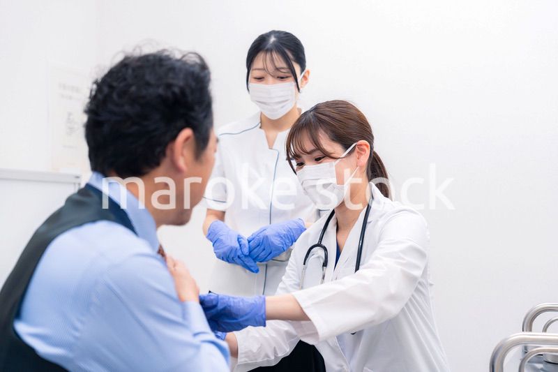 ワクチン接種・採血をする医療従事者の女性