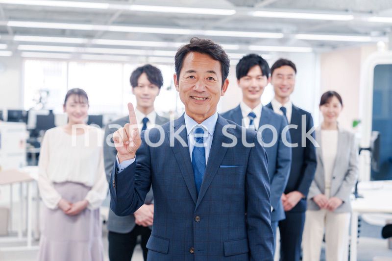 ビジネスパーソン集合写真（オフィス）