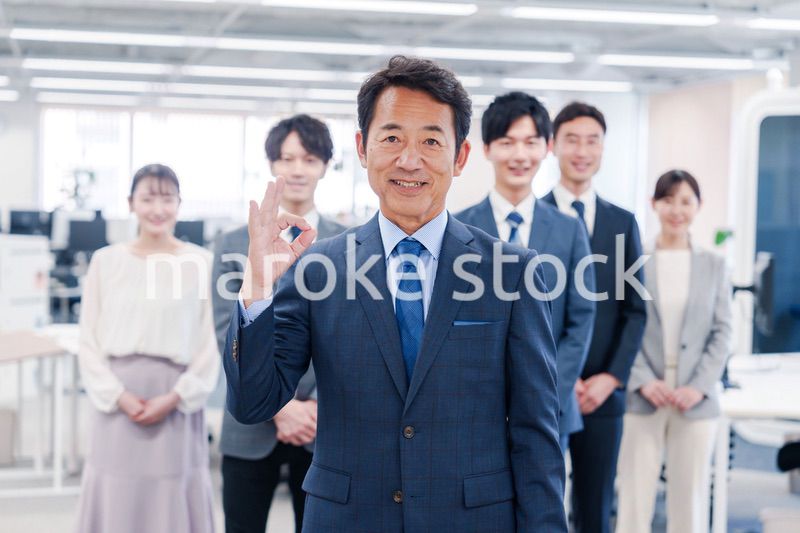 ビジネスパーソン集合写真（オフィス）