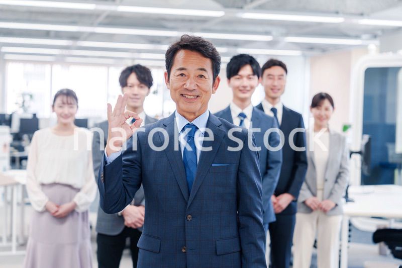 ビジネスパーソン集合写真（オフィス）
