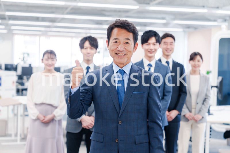 ビジネスパーソン集合写真（オフィス）