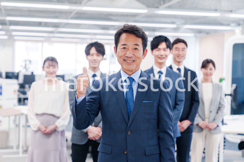 ビジネスパーソン集合写真（オフィス）