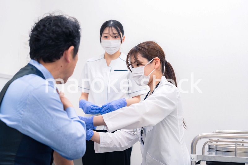ワクチン接種・採血をする医療従事者の女性