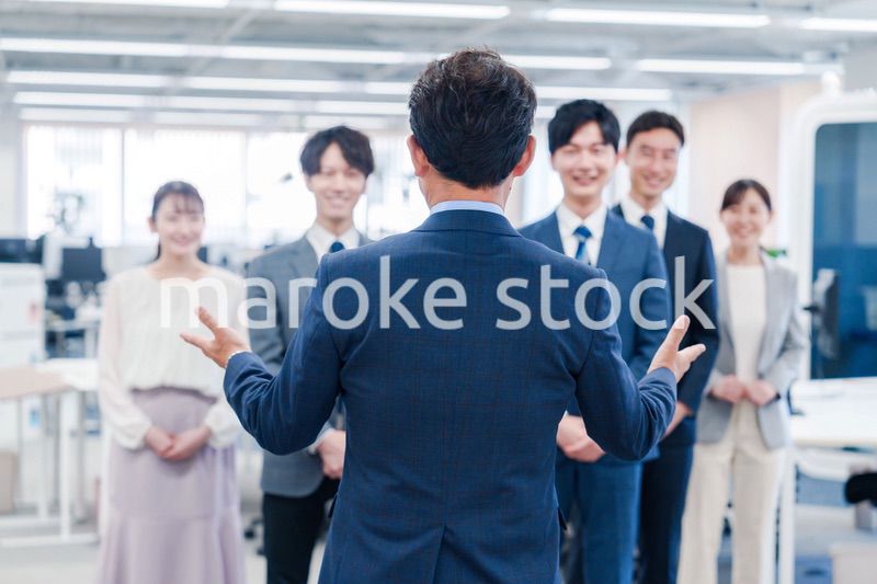 オフィスで朝会をするビジネスパーソン