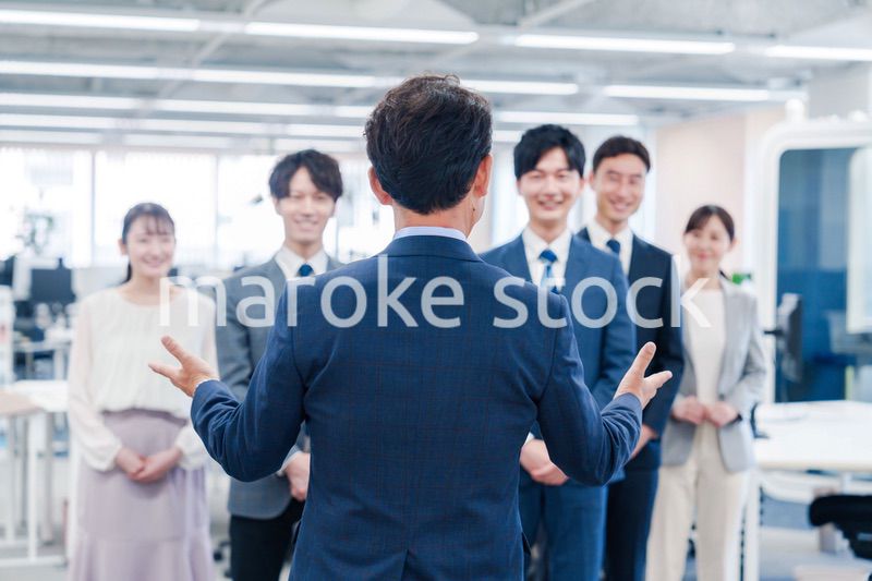 オフィスで朝会をするビジネスパーソン